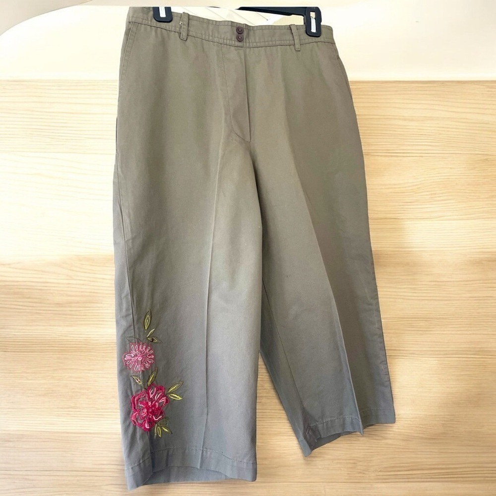 Alfred Dunner capri pants, size 10P, cotton, pretty embroidery on one leg, EUC - Picture 2 of 5